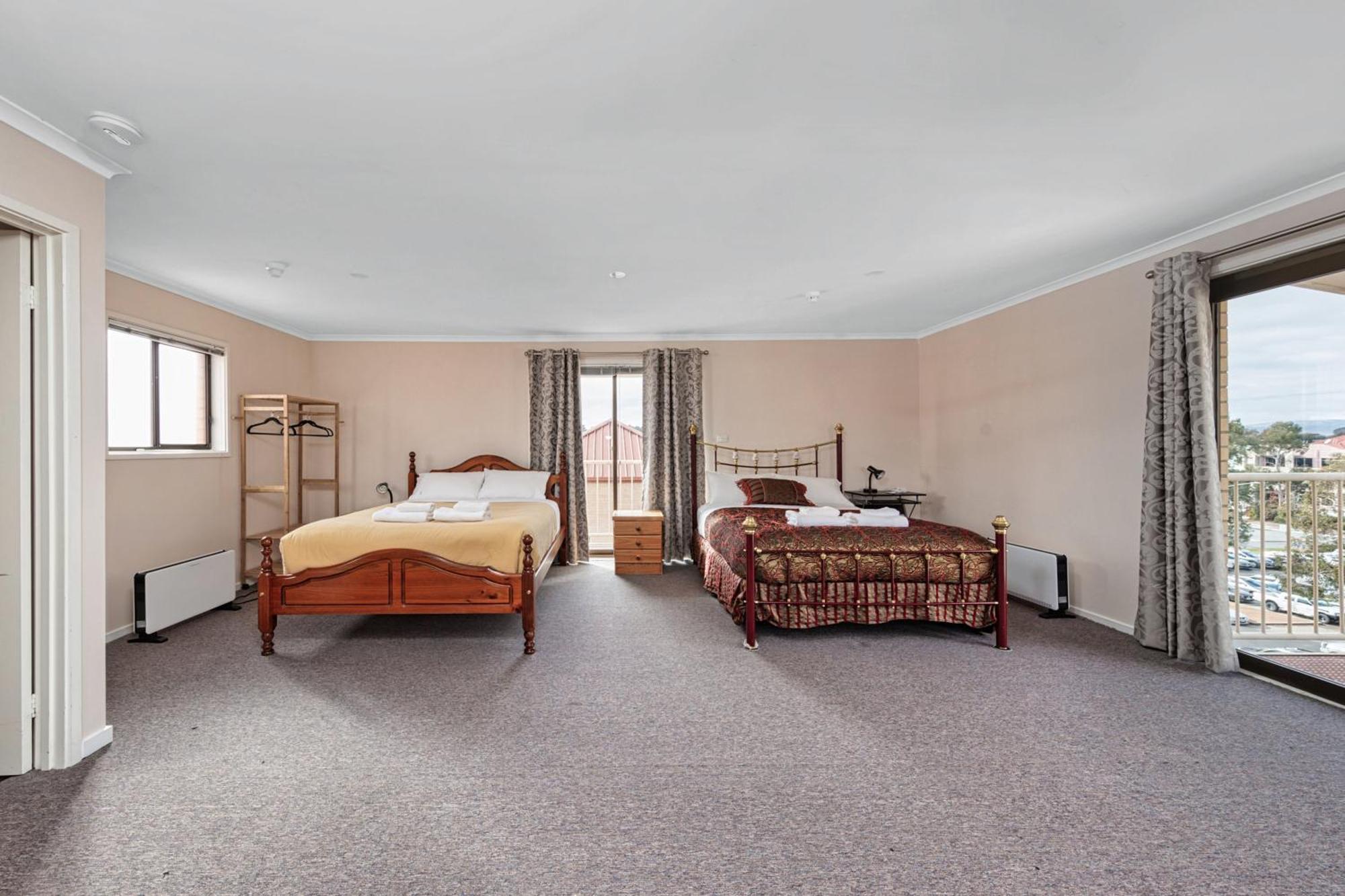 Apartment Tuggeranong Short #11c - Sleeps 8 *