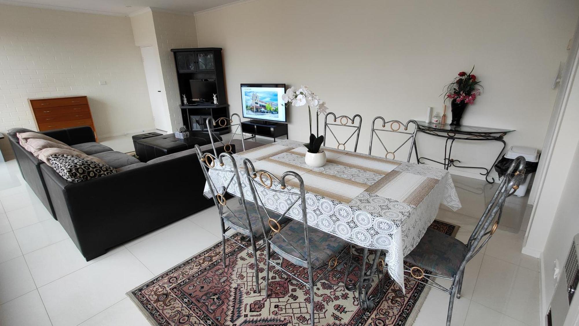 Apartment Tuggeranong Short #11c - Sleeps 8 Canberra