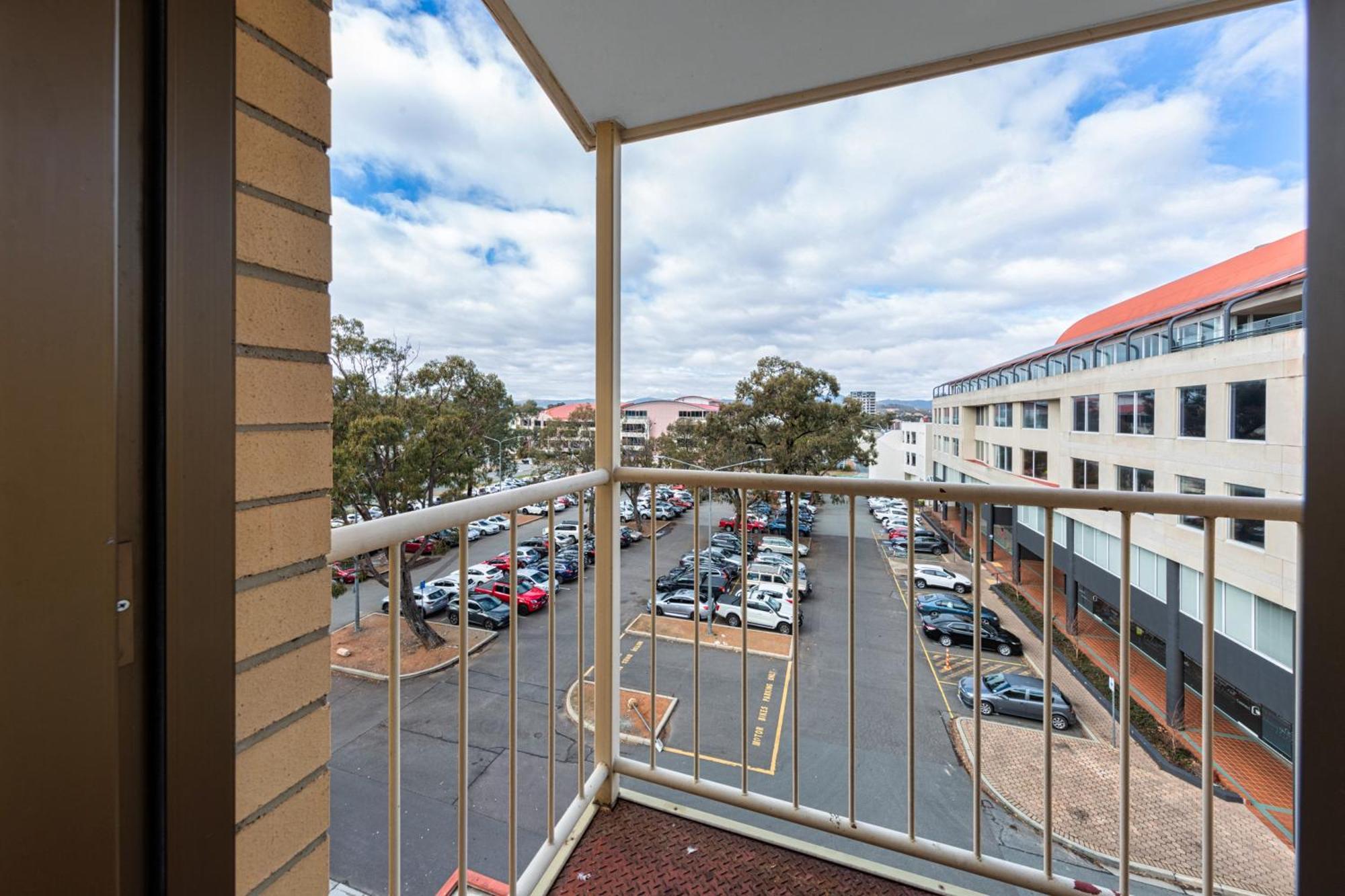 Tuggeranong Short #11c - Sleeps 8 Apartment