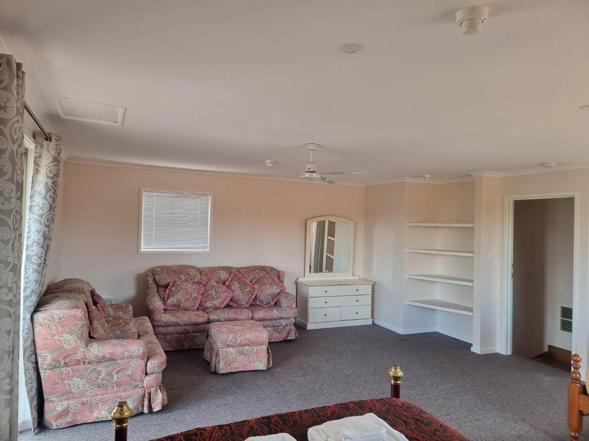 Tuggeranong Short #11c - Sleeps 8 Apartment