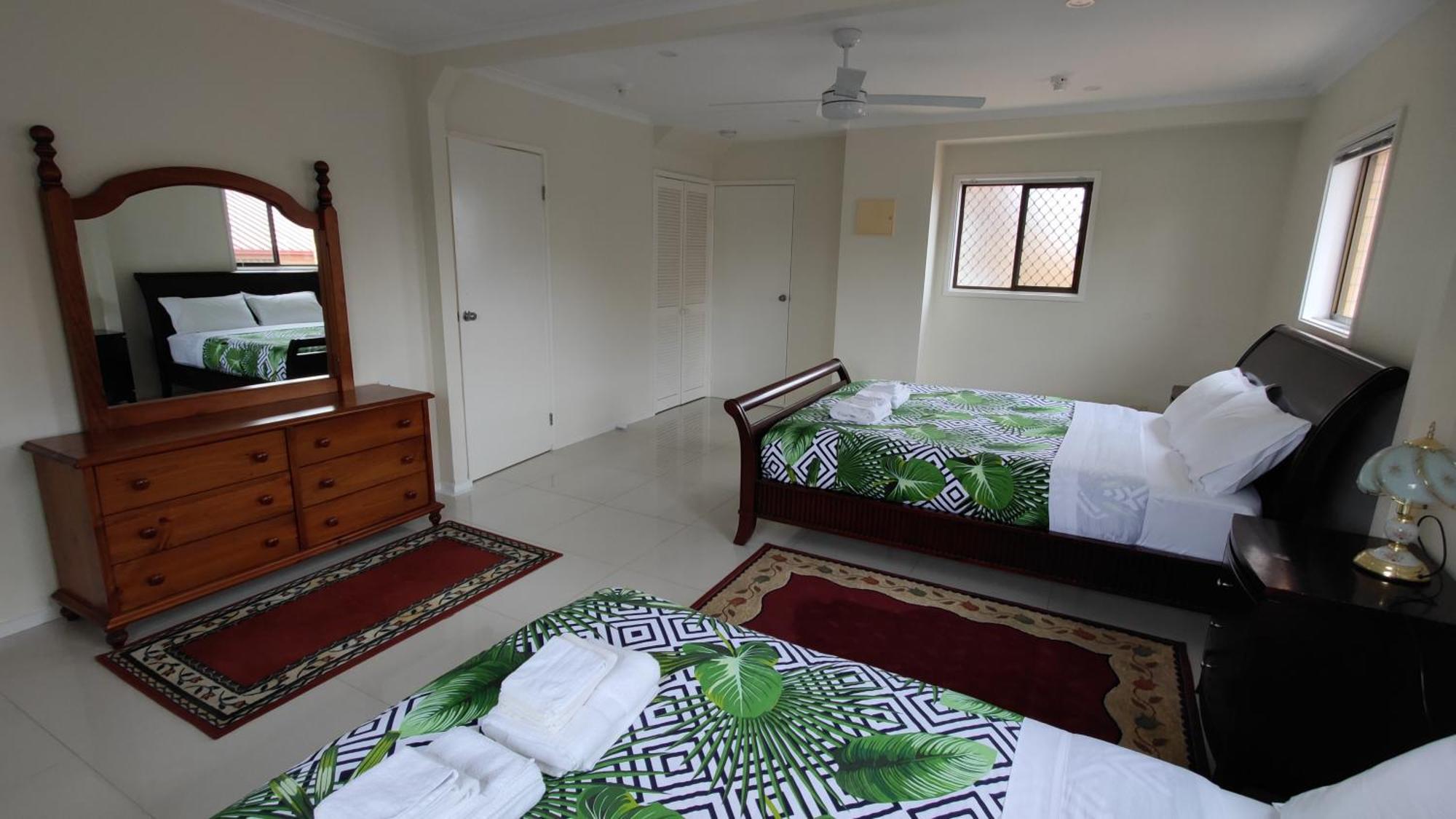 Tuggeranong Short #11c - Sleeps 8 Apartment Canberra