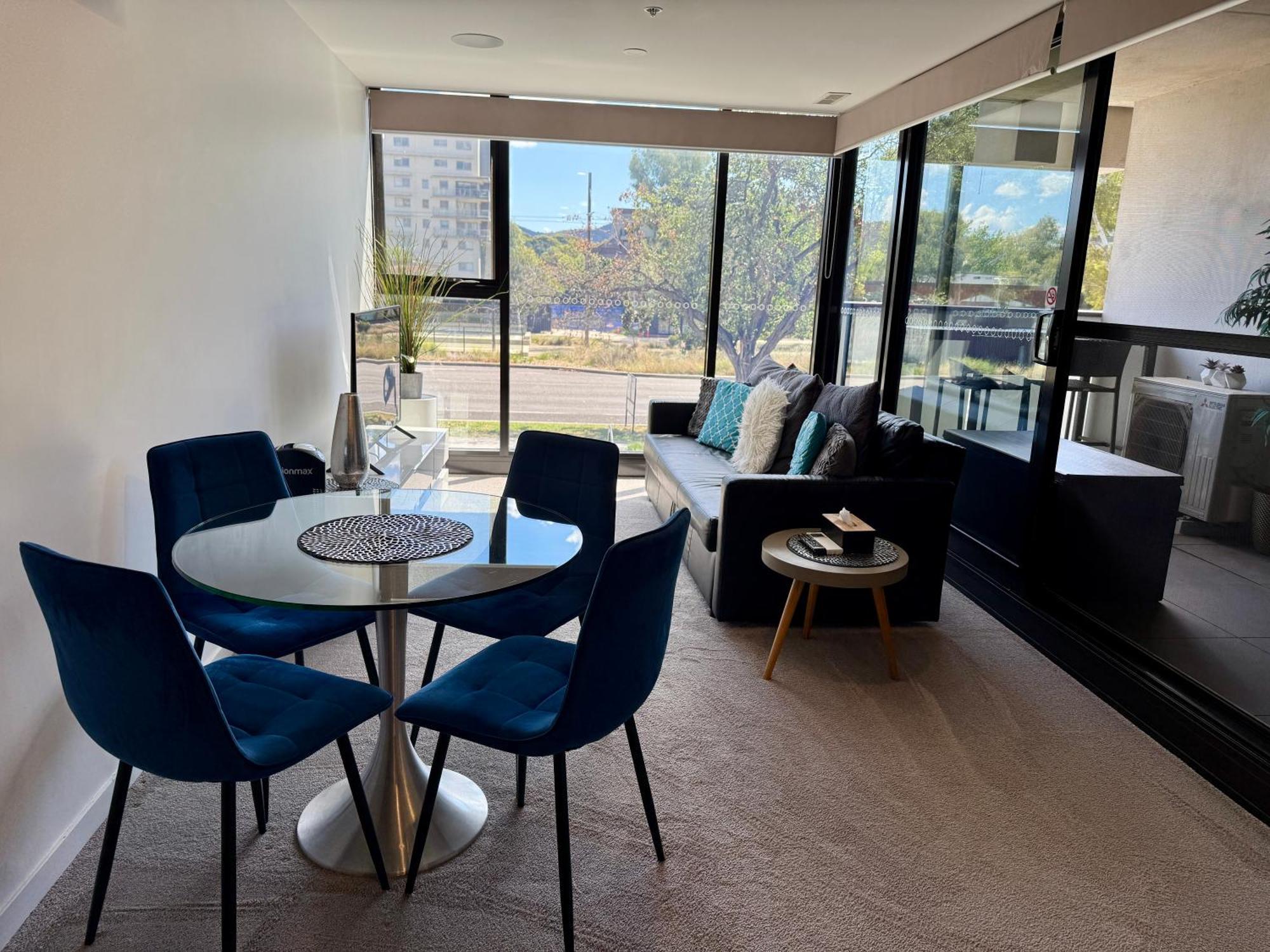 Apartment Midnight Luxe: Chic Braddon With Pool And Sauna Canberra