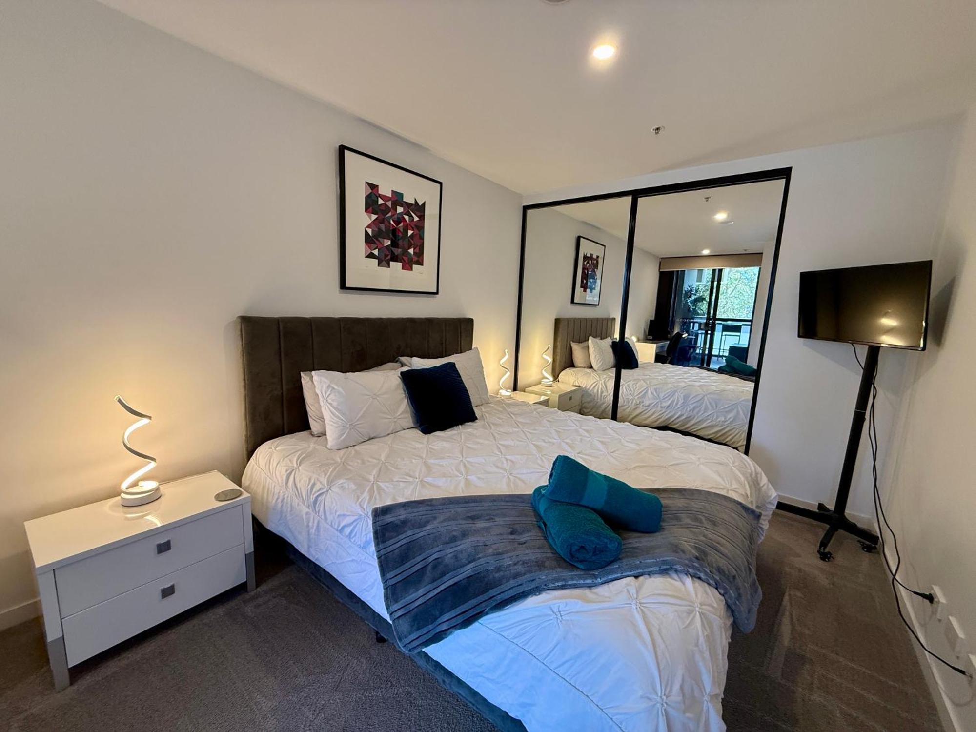 Midnight Luxe: Chic Braddon With Pool And Sauna *