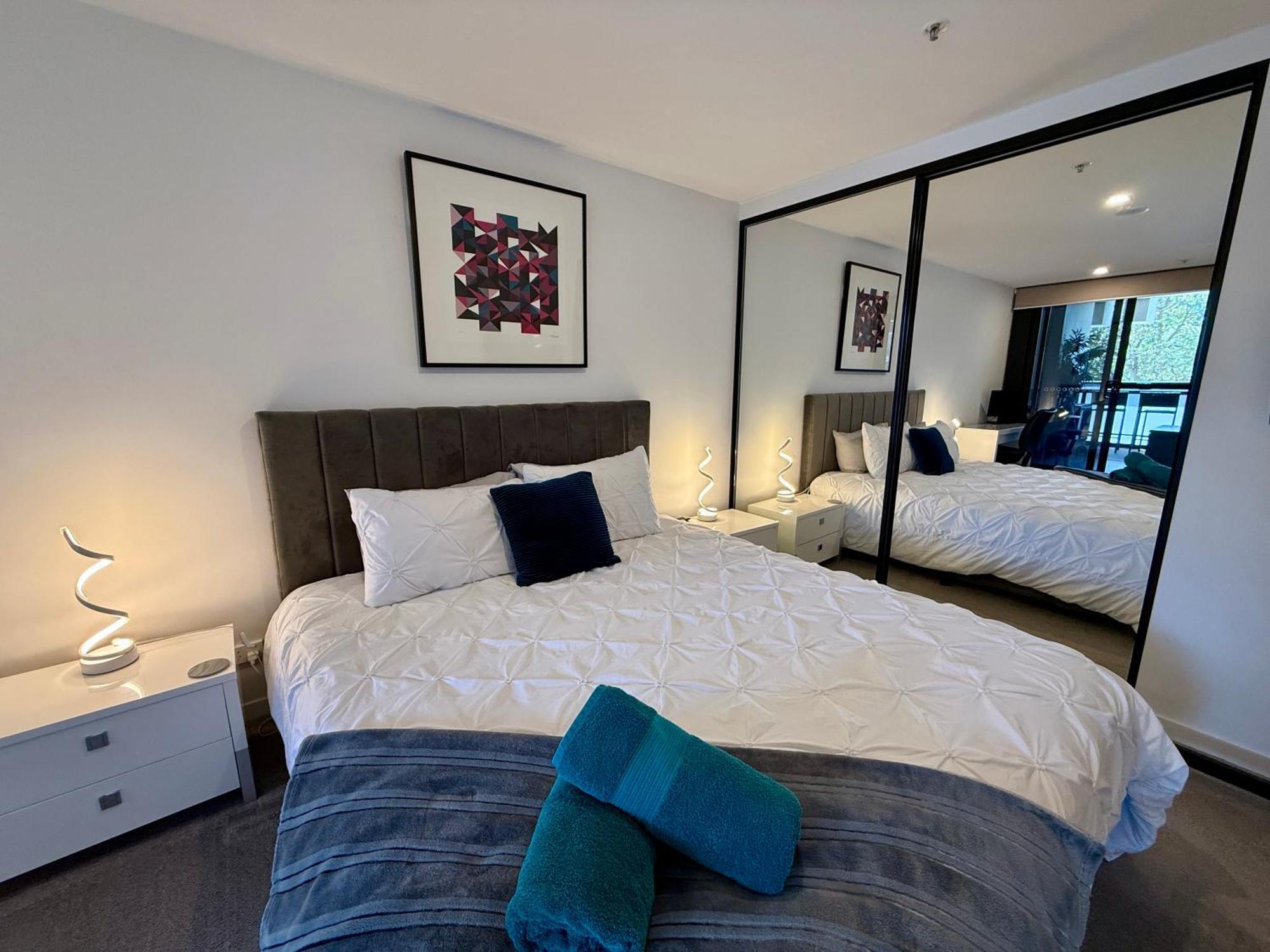 Apartment Midnight Luxe: Chic Braddon With Pool And Sauna