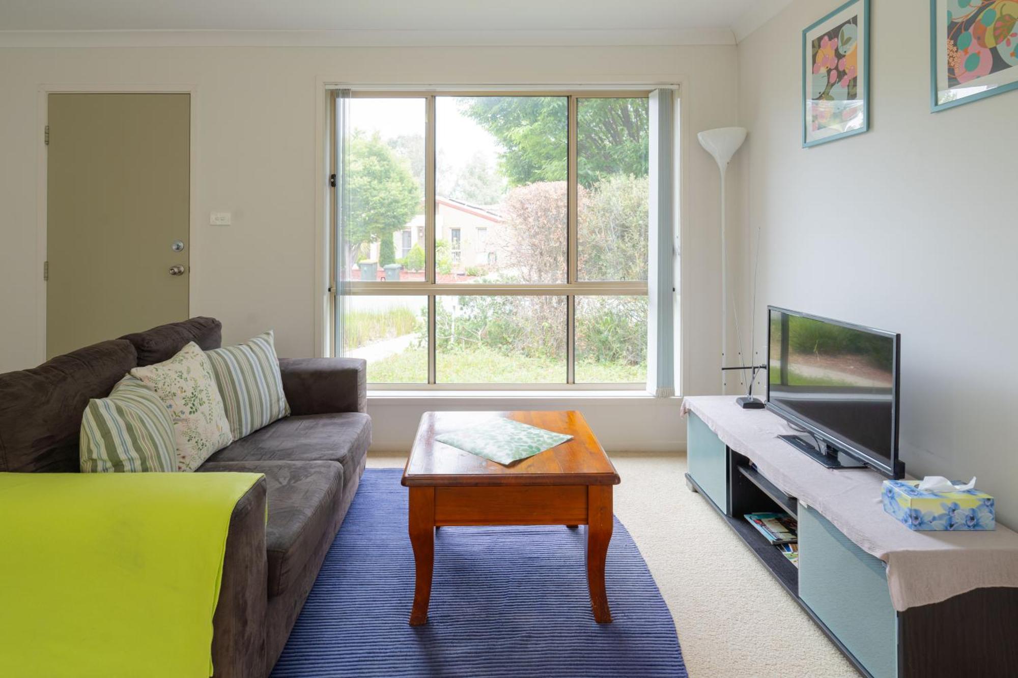 Entire 2br Sunny House @franklin, Holiday home Canberra