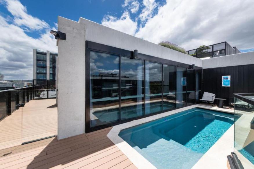2br-2br-1car-cbd-pool-shopping