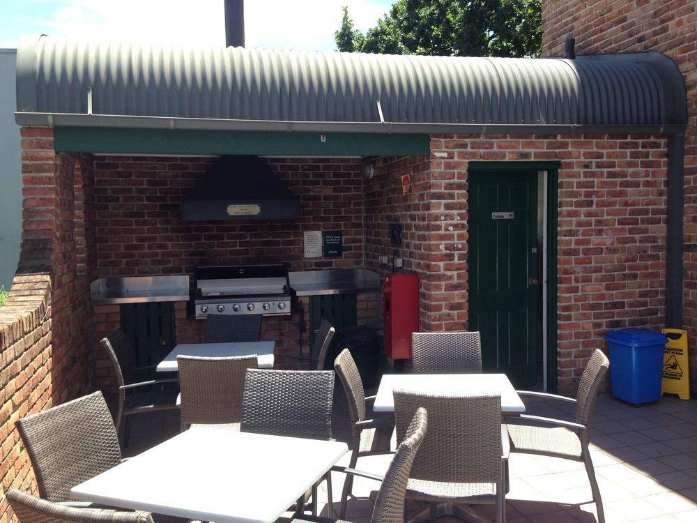 Adina Serviced Kingston 3*
