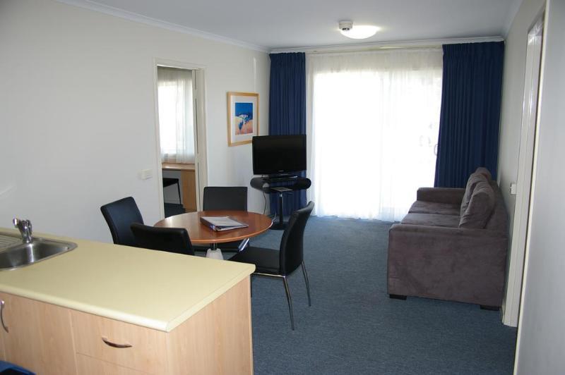 Hotel Ramada Encore By Wyndham Belconnen 4*