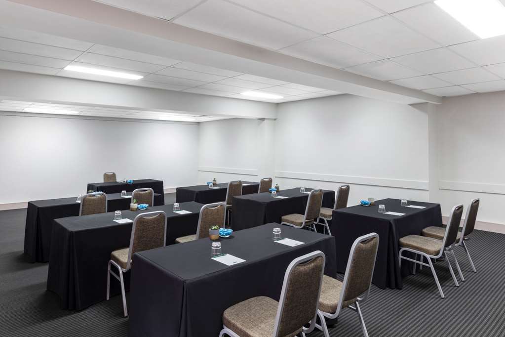 Adina Serviced Kingston Aparthotel 3*