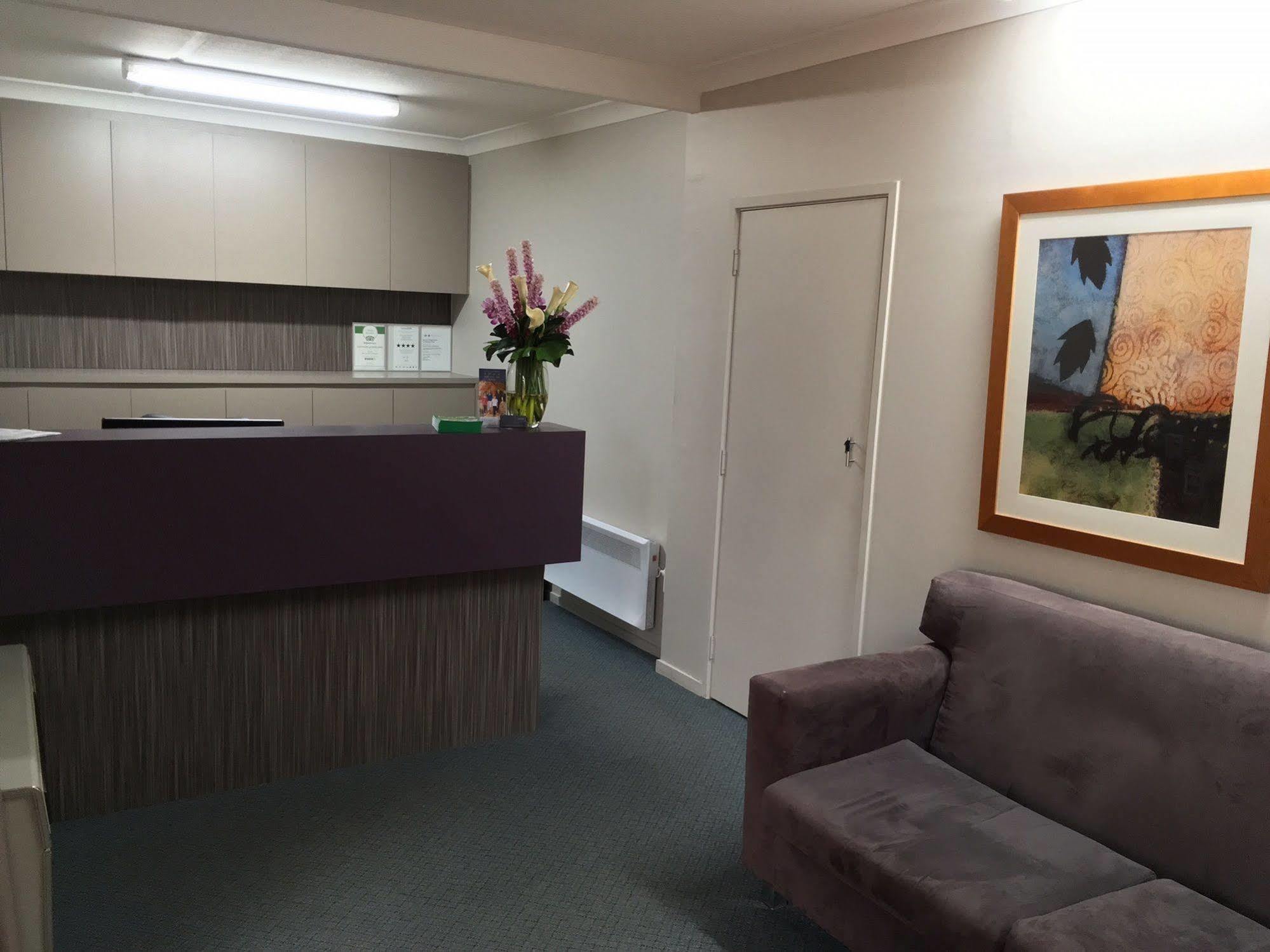 Oxley Court Serviced 4*