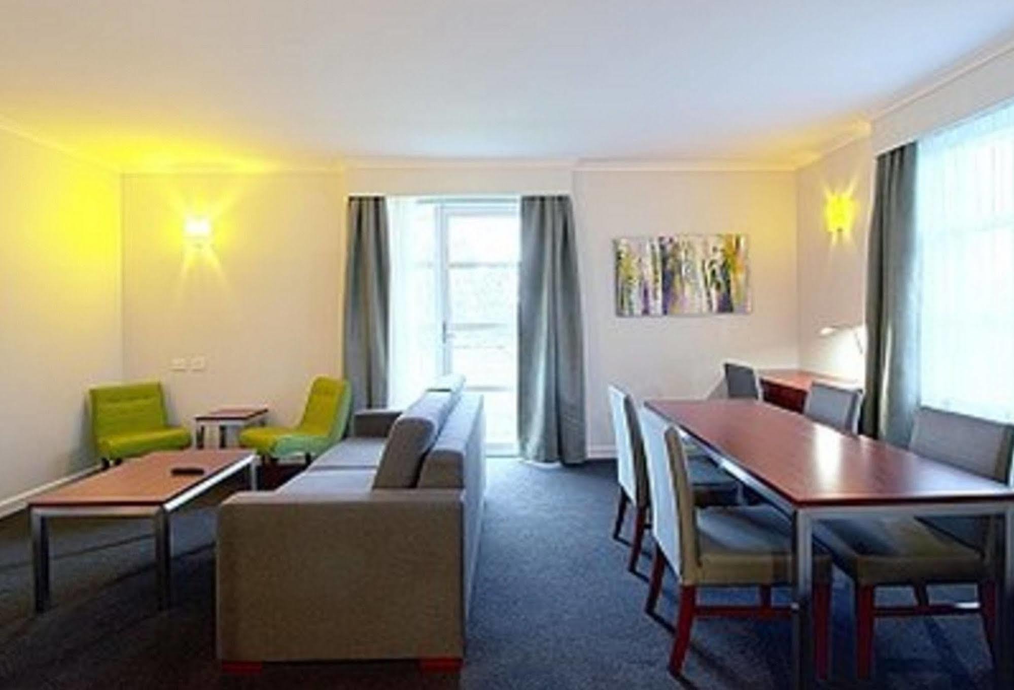 Hotel Abode Narrabundah