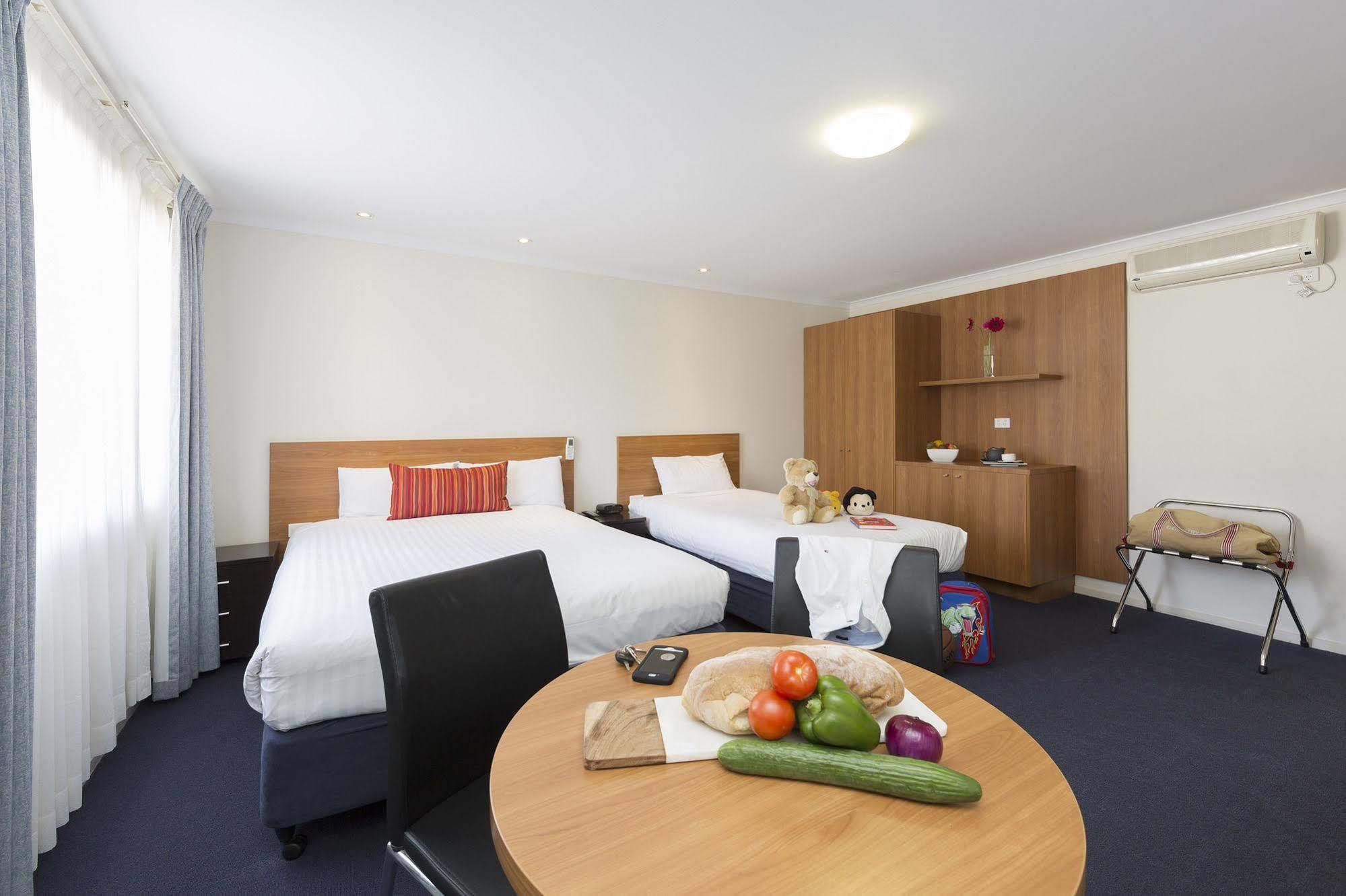 Ramada Encore By Wyndham Belconnen Hotel 4*