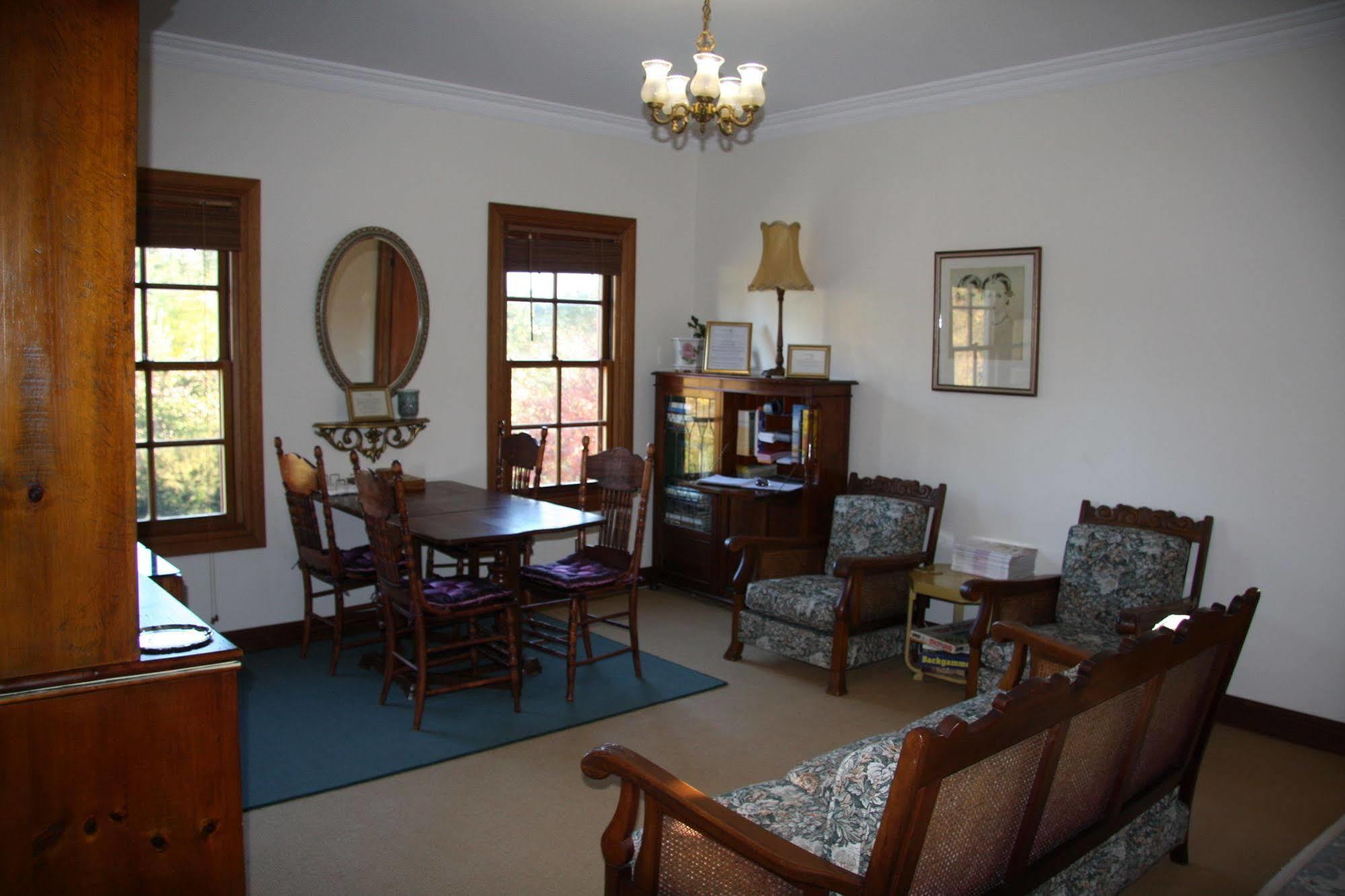 Ginninderry Homestead 4*