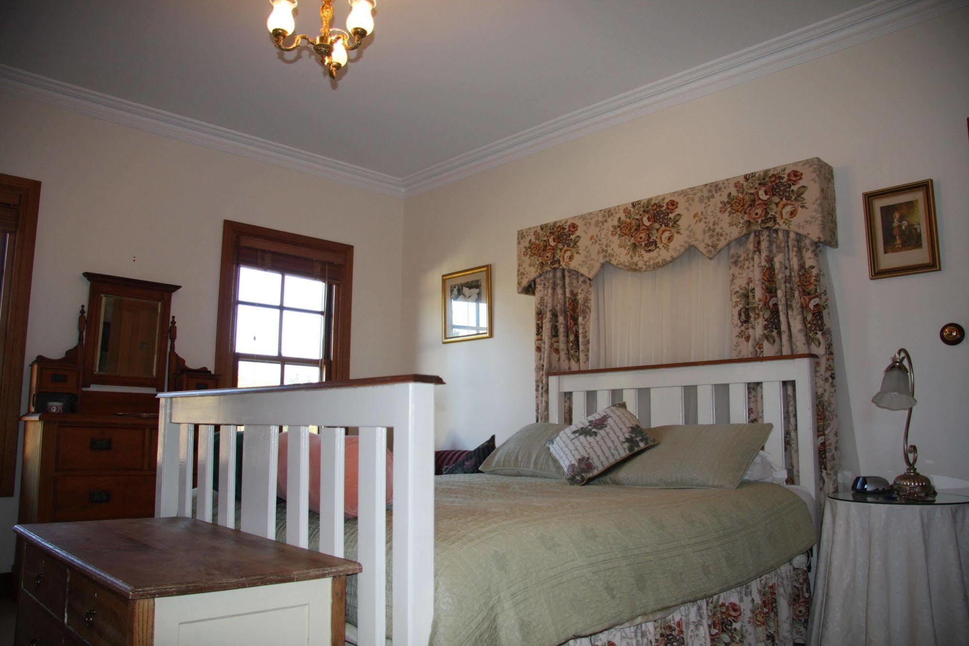 Ginninderry Homestead 4*