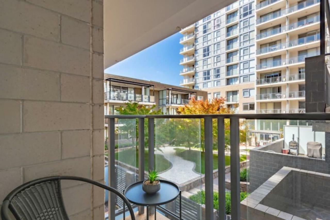 Spacious 1br Stylish New Acton +parking Camberra