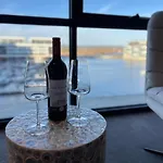 Modern 2 Bdrm Apt With Water Views 2X Car Spots