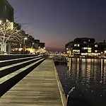 Modern 2 Bdrm Apt With Water Views 2X Car Spots