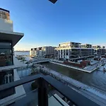 Modern 2 Bdrm Apt With Water Views 2X Car Spots