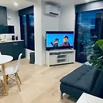 1Br-1Br-1Car-Sleeps 4-Pool-Cbd