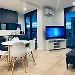 1Br-1Br-1Car-Sleeps 4-Pool-Cbd