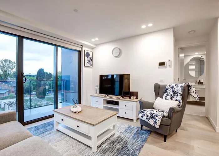 The Hamptons - Lux 2 Bed 2 Bath, Pool - Central Location