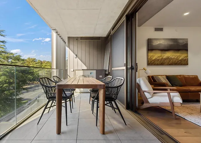 Elegant 2-Bed Urban Retreat With Outdoor Dining