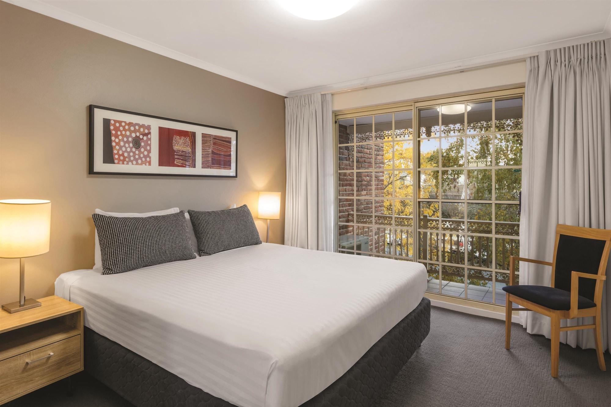 Aparthotel Adina Serviced Kingston 3*
