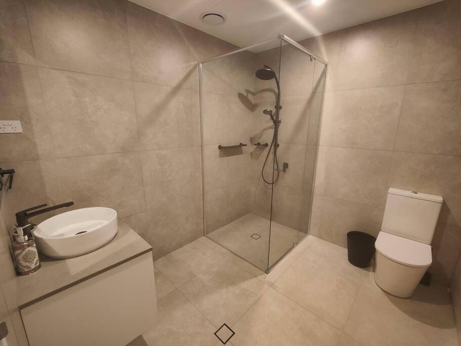 Brand New 2b1b Apt @ Inner North Of Apartment *