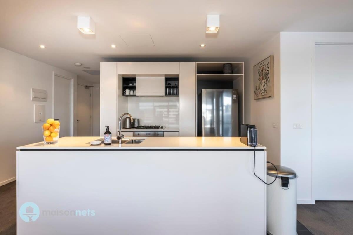 Modern 2 Bdrm With Water Views 2x Car Spots