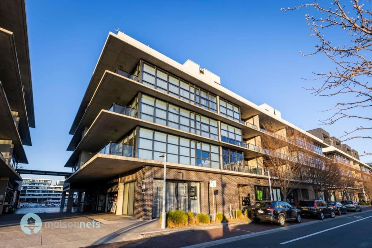 Modern 2 Bdrm With Water Views 2x Car Spots Apartment Canberra