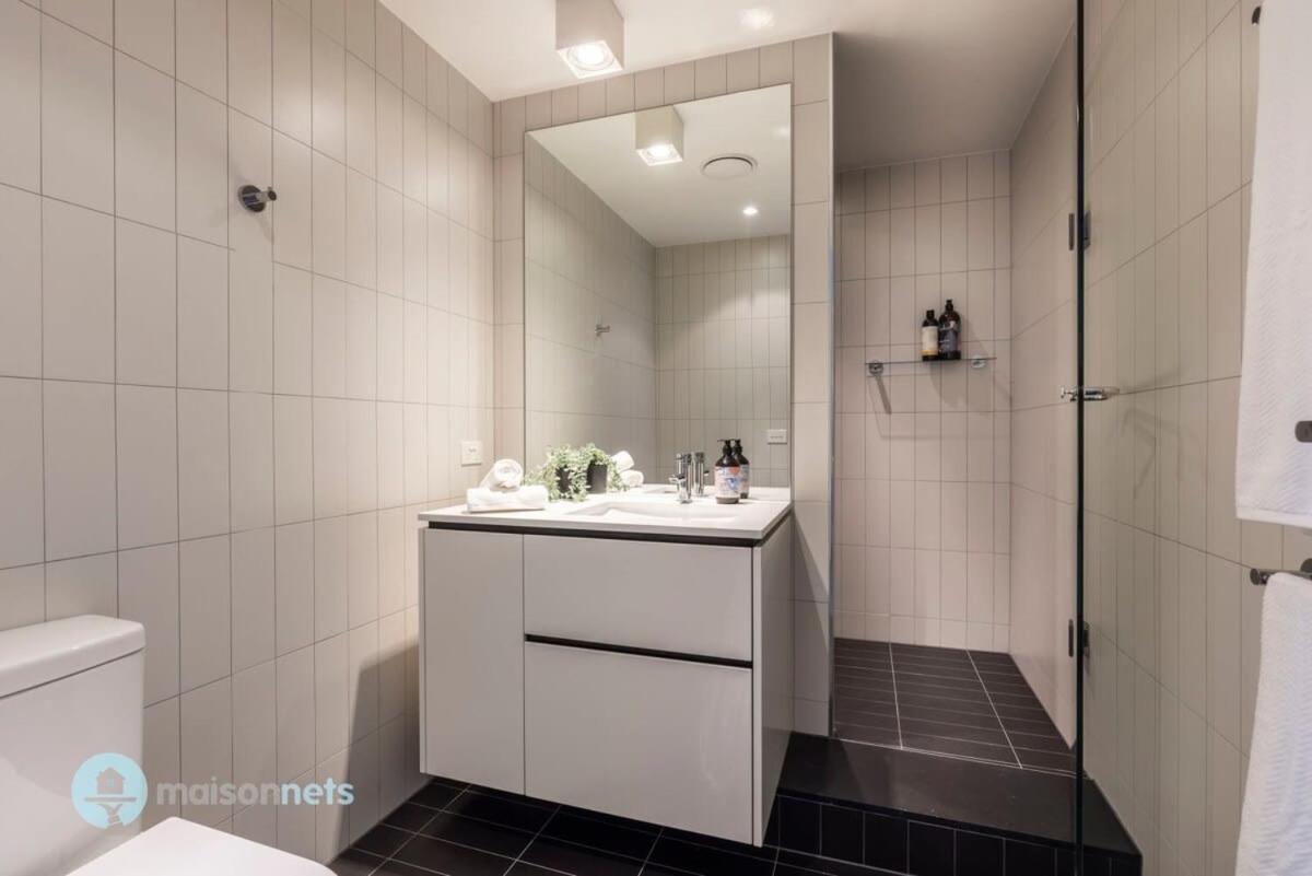 Modern 2 Bdrm With Water Views 2x Car Spots *