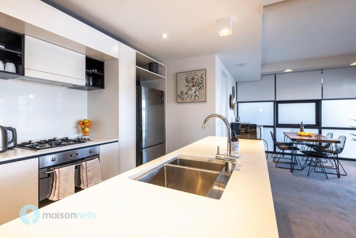 Modern 2 Bdrm With Water Views 2x Car Spots