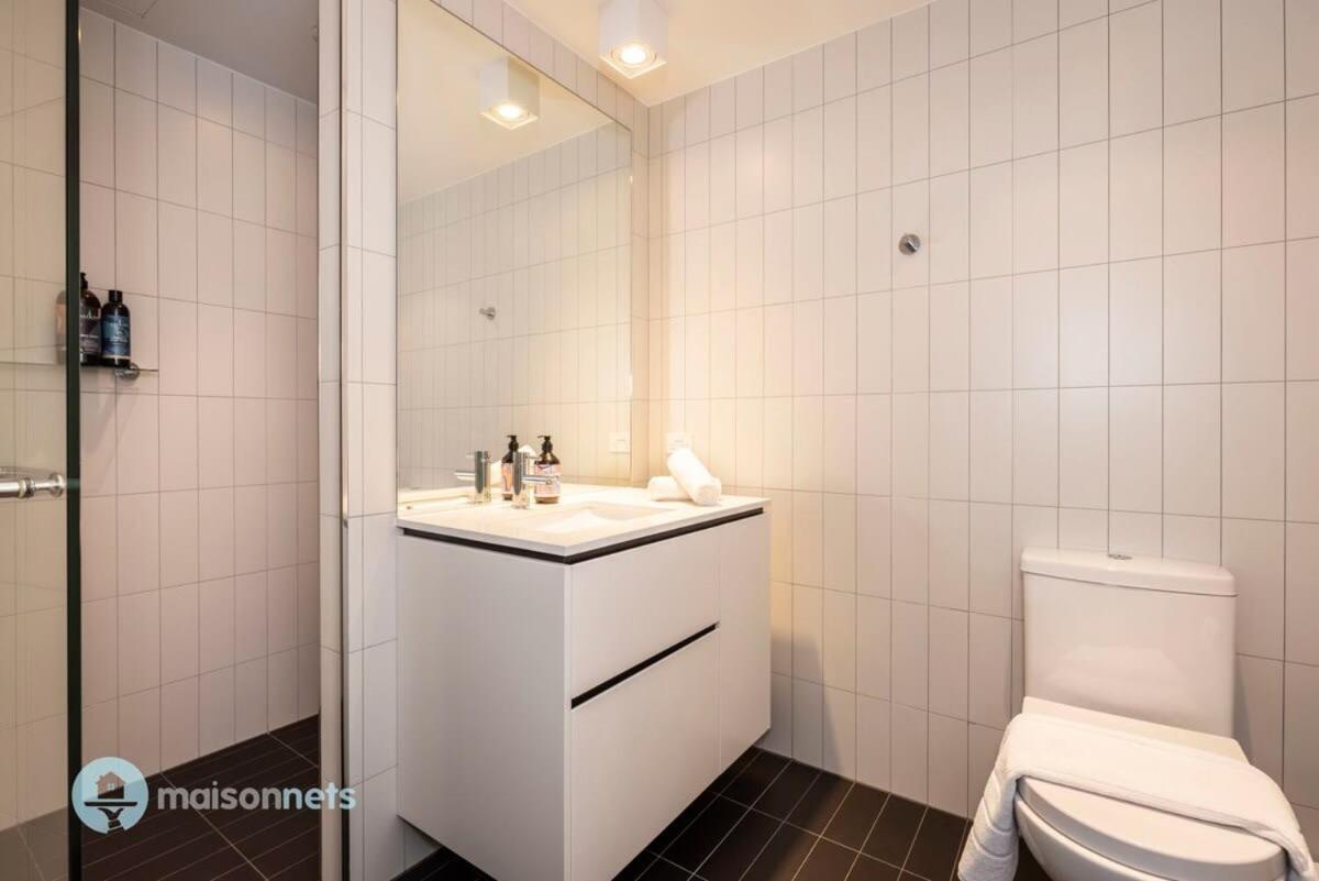 Modern 2 Bdrm With Water Views 2x Car Spots Apartment *