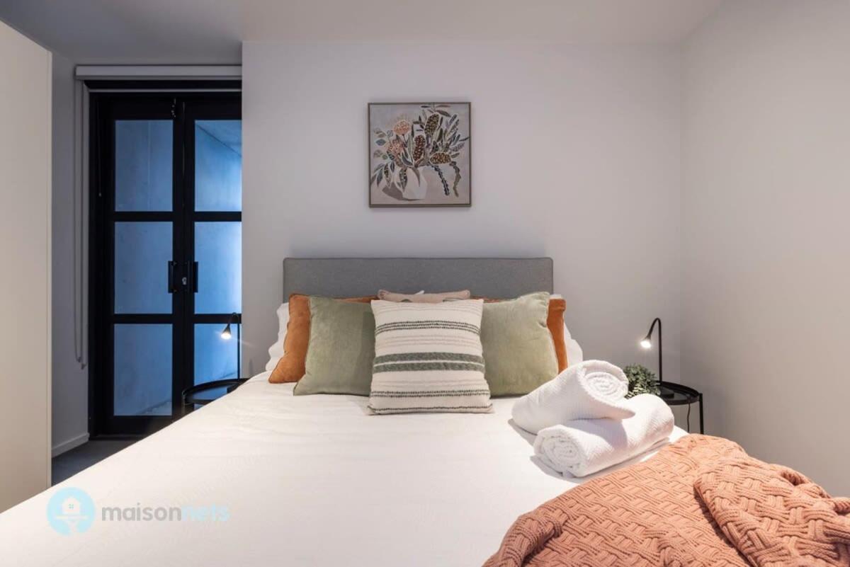 Modern 2 Bdrm With Water Views 2x Car Spots * Canberra