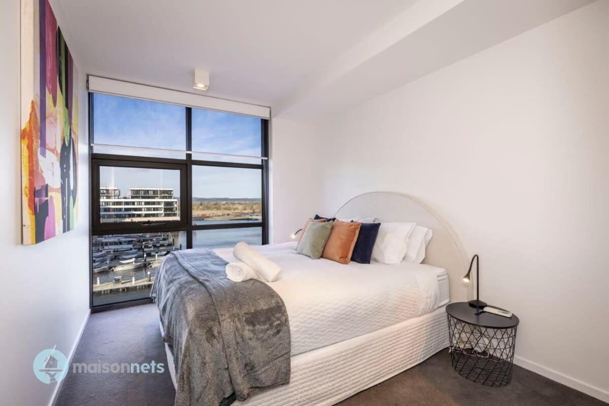 Apartment Modern 2 Bdrm With Water Views 2x Car Spots