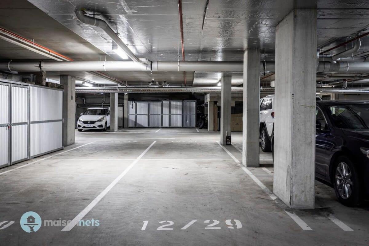 Apartment Modern 2 Bdrm With Water Views 2x Car Spots *