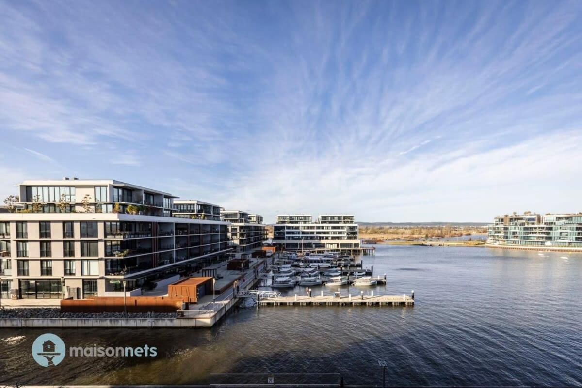 Apartment Modern 2 Bdrm With Water Views 2x Car Spots