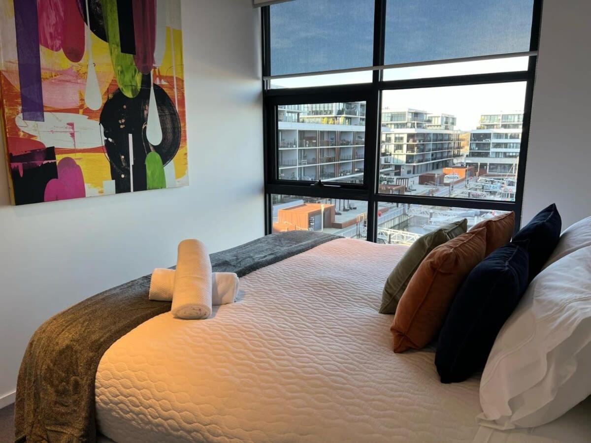 Apartment Modern 2 Bdrm With Water Views 2x Car Spots *