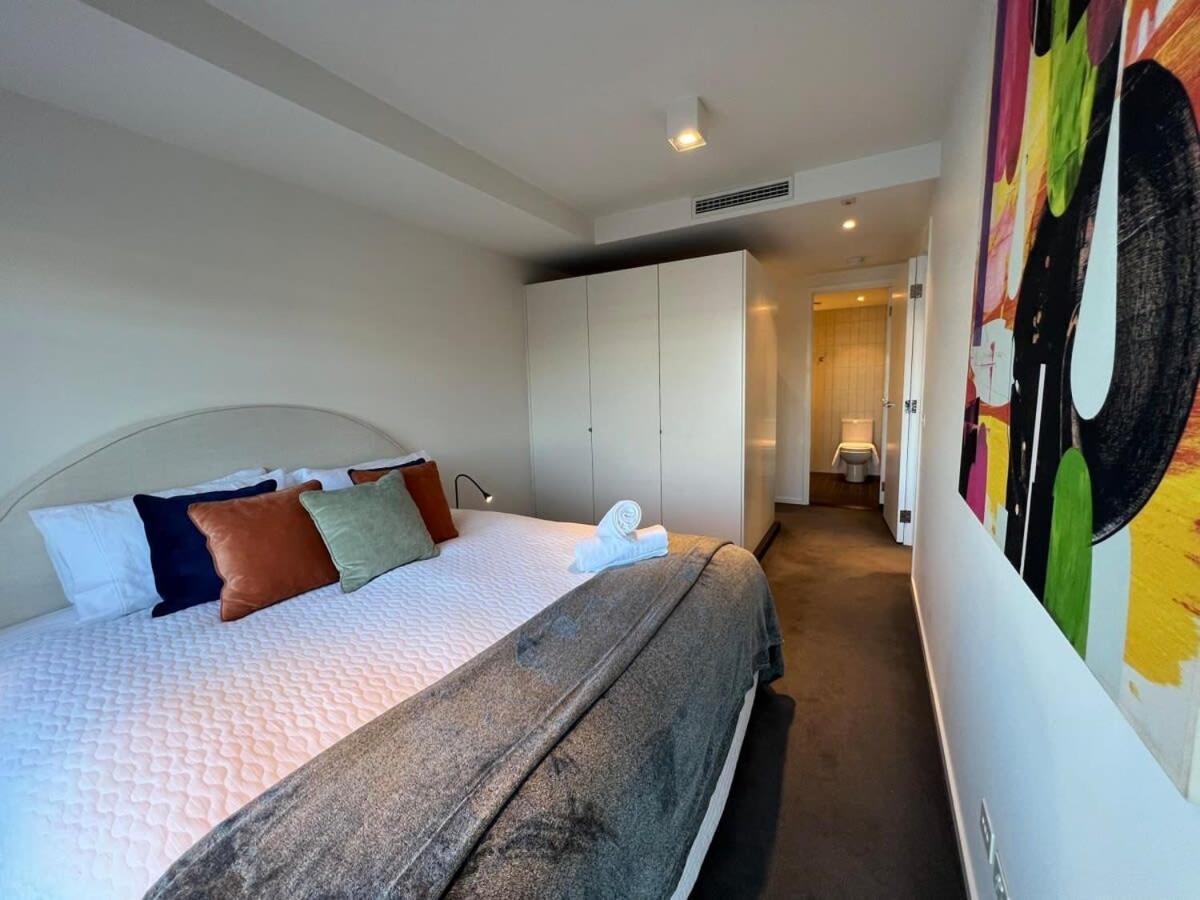 Modern 2 Bdrm With Water Views 2x Car Spots *