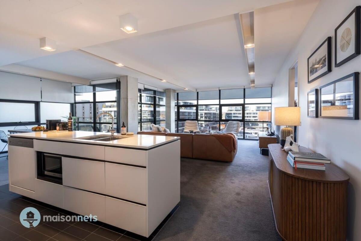 Modern 2 Bdrm With Water Views 2x Car Spots
