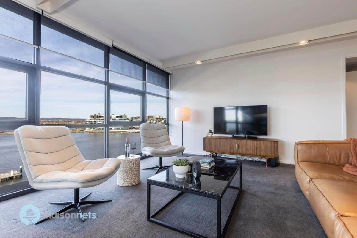 Modern 2 Bdrm With Water Views 2x Car Spots Apartment *