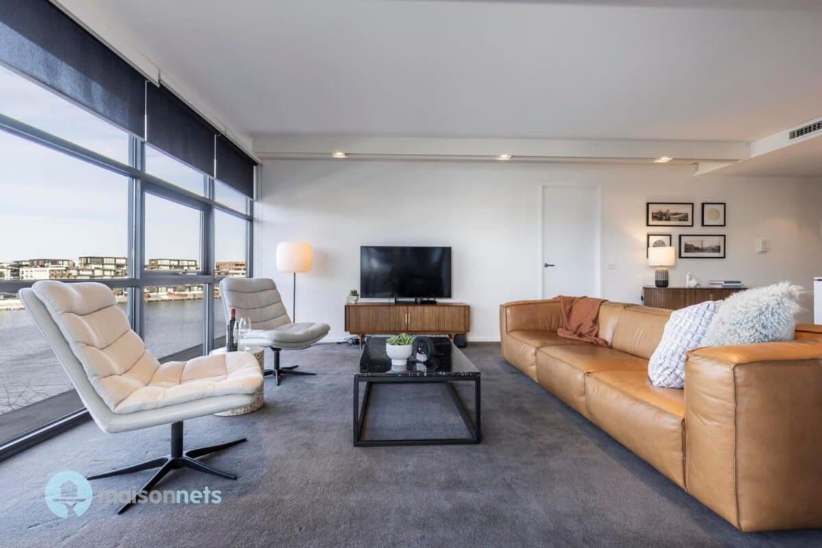 Modern 2 Bdrm With Water Views 2x Car Spots * Canberra