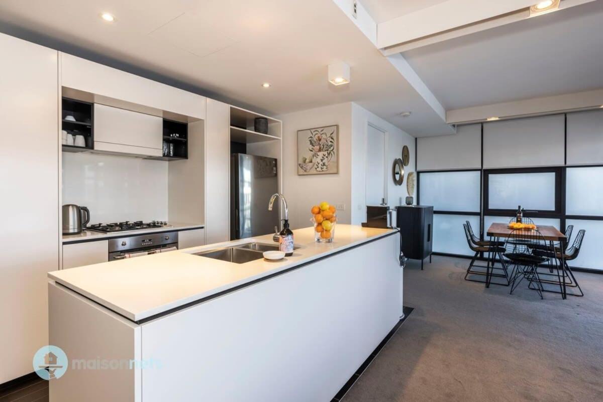 Modern 2 Bdrm With Water Views 2x Car Spots Apartment Canberra