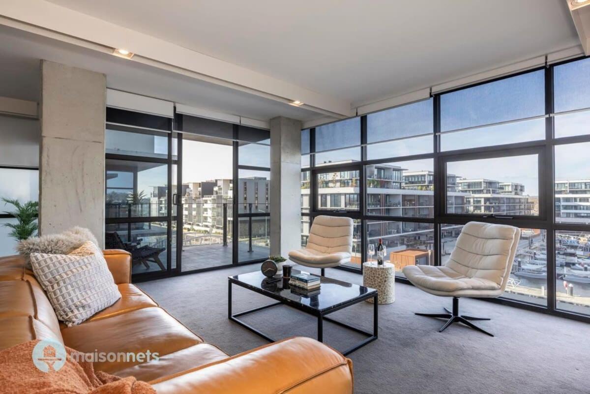 Modern 2 Bdrm With Water Views 2x Car Spots Canberra