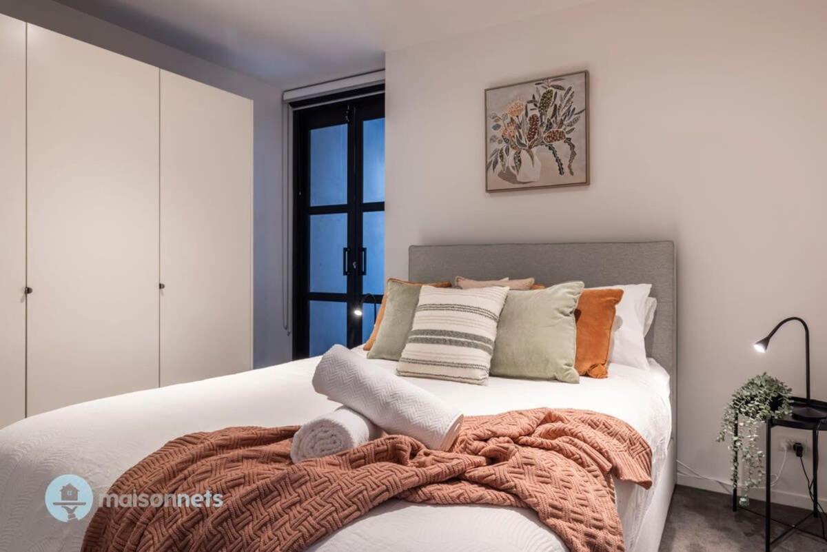 Modern 2 Bdrm With Water Views 2x Car Spots Apartment