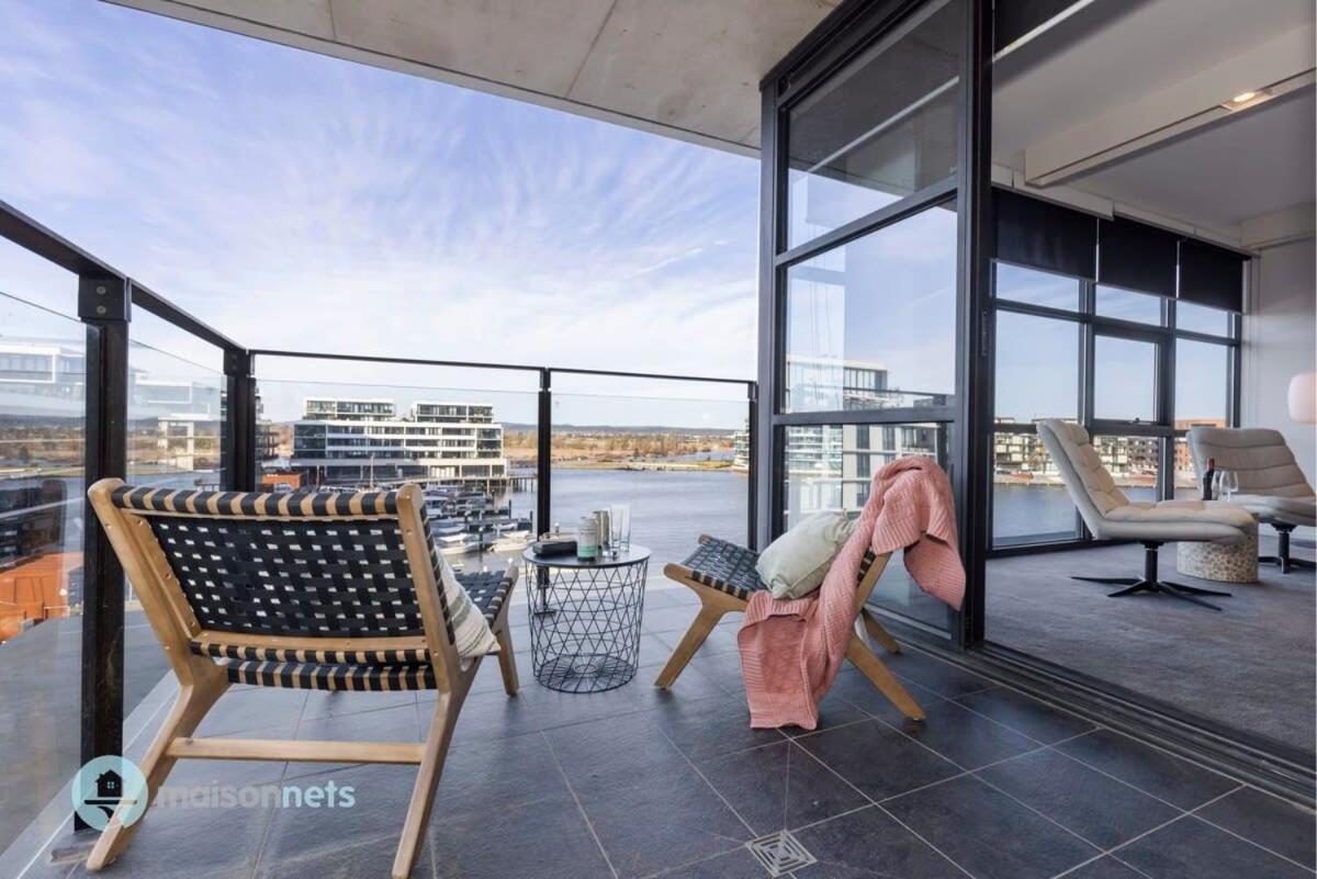 Apartment Modern 2 Bdrm With Water Views 2x Car Spots *