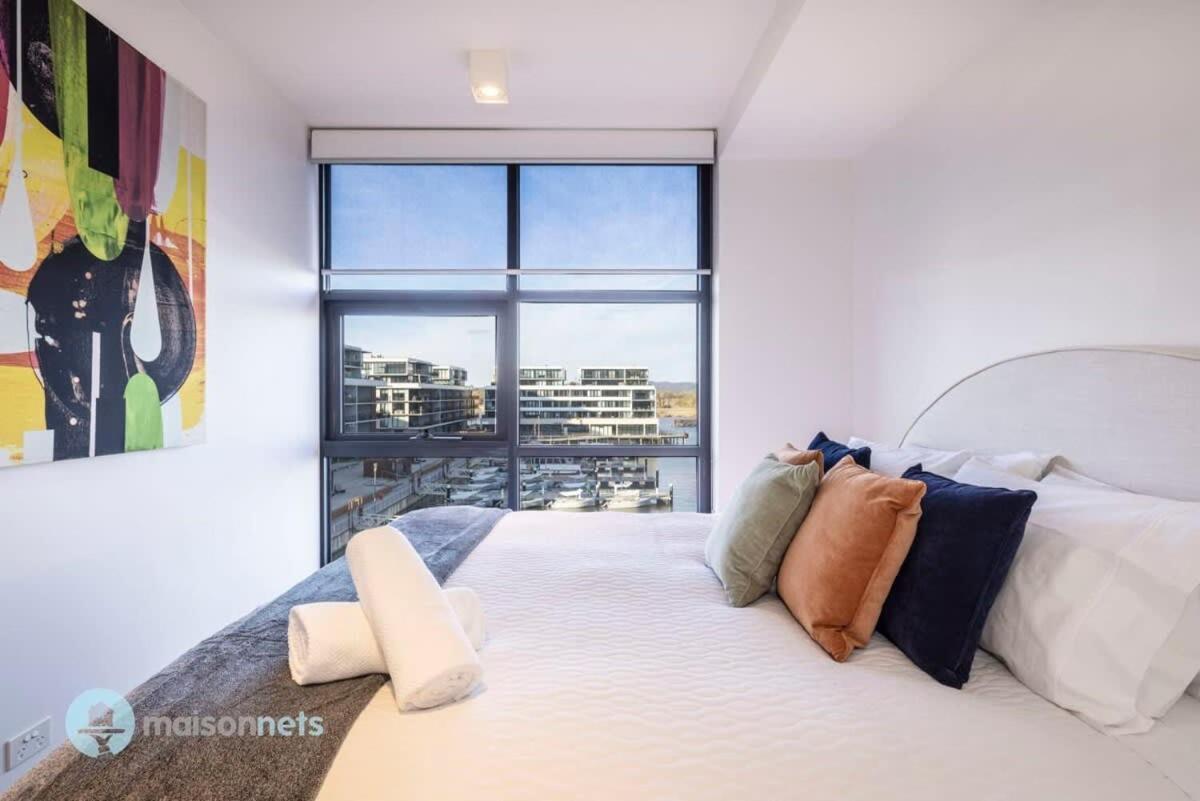 Modern 2 Bdrm With Water Views 2x Car Spots *