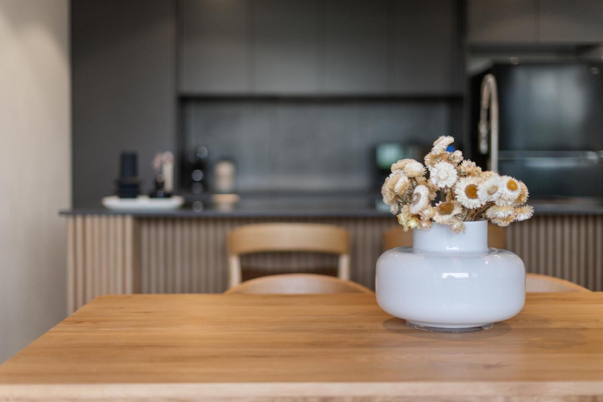 Stylish 2-bed In Braddon With Alfresco Dining Apartment