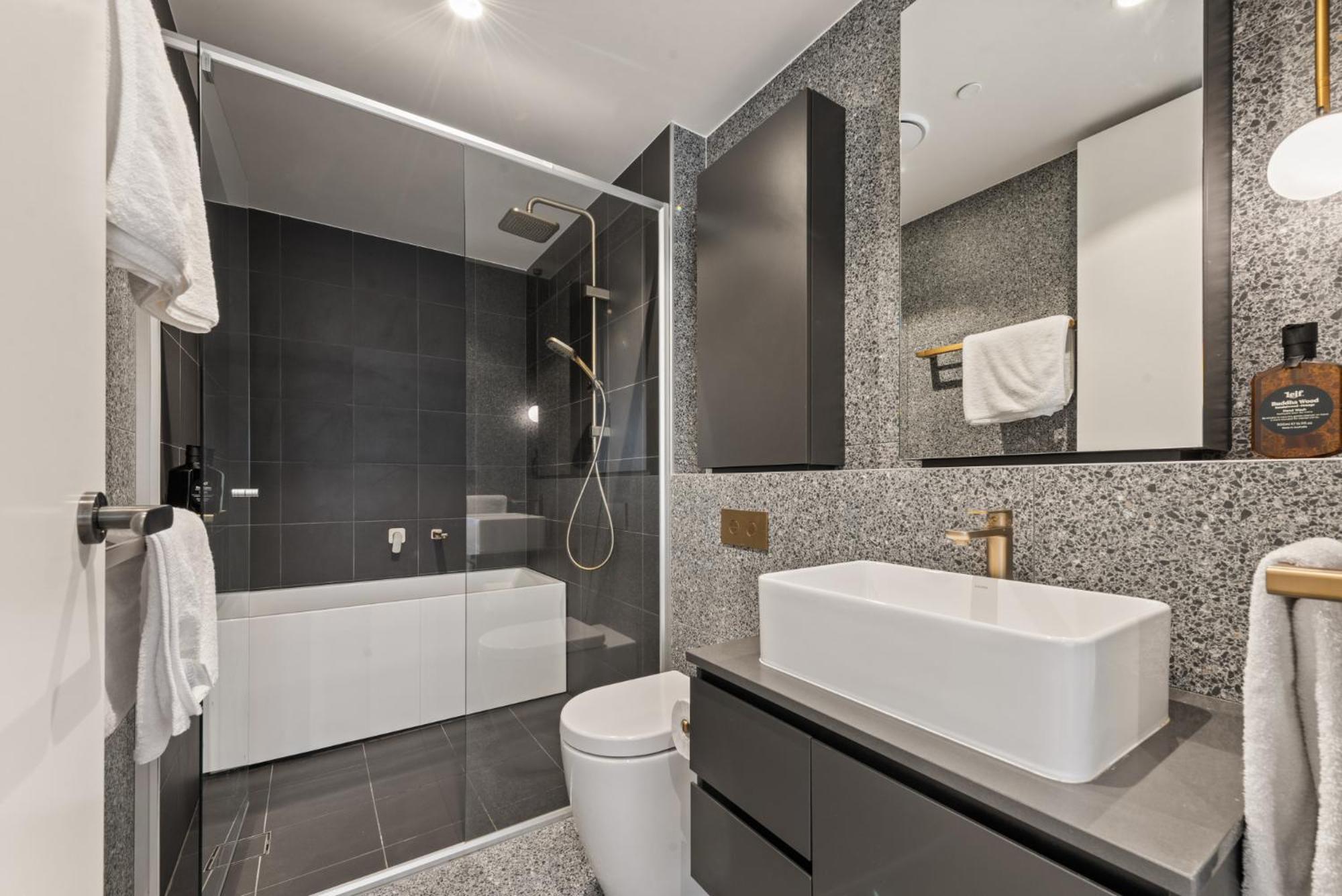 Stylish 2-bed In Braddon With Alfresco Dining Apartment *