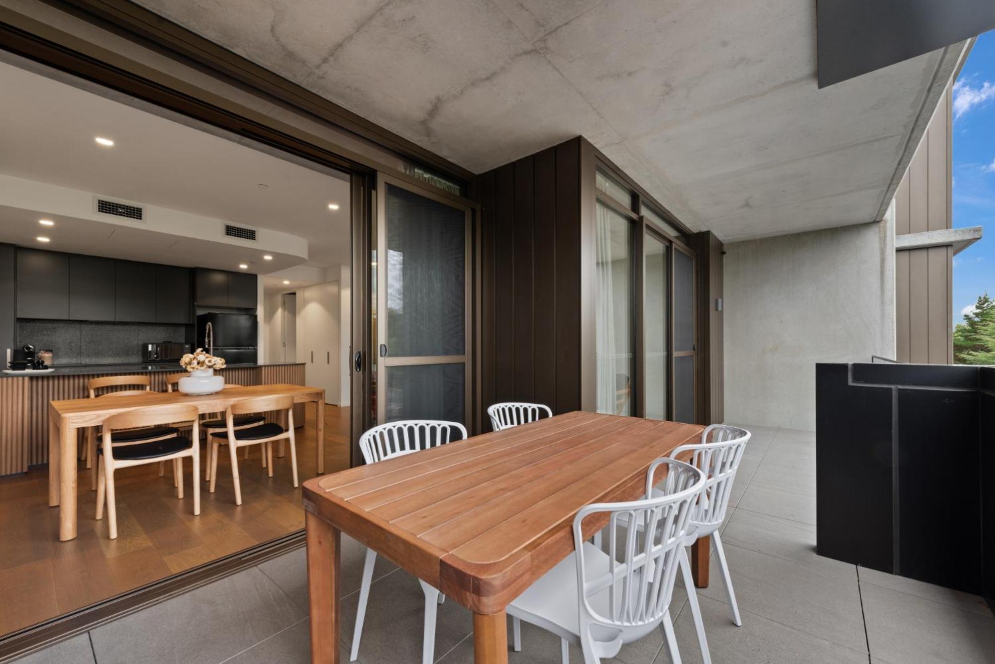 Stylish 2-bed In Braddon With Alfresco Dining Apartment *